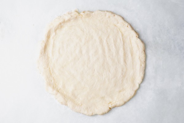 The final dough shaped into a circle. 